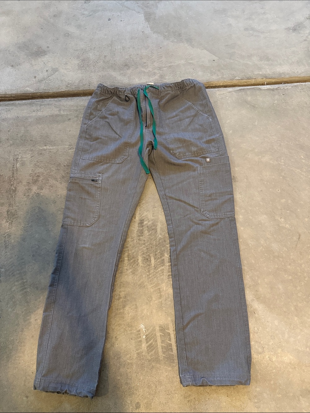 Figs Men's Gray Cargo Scrub Pants with Teal Drawstring Size Small